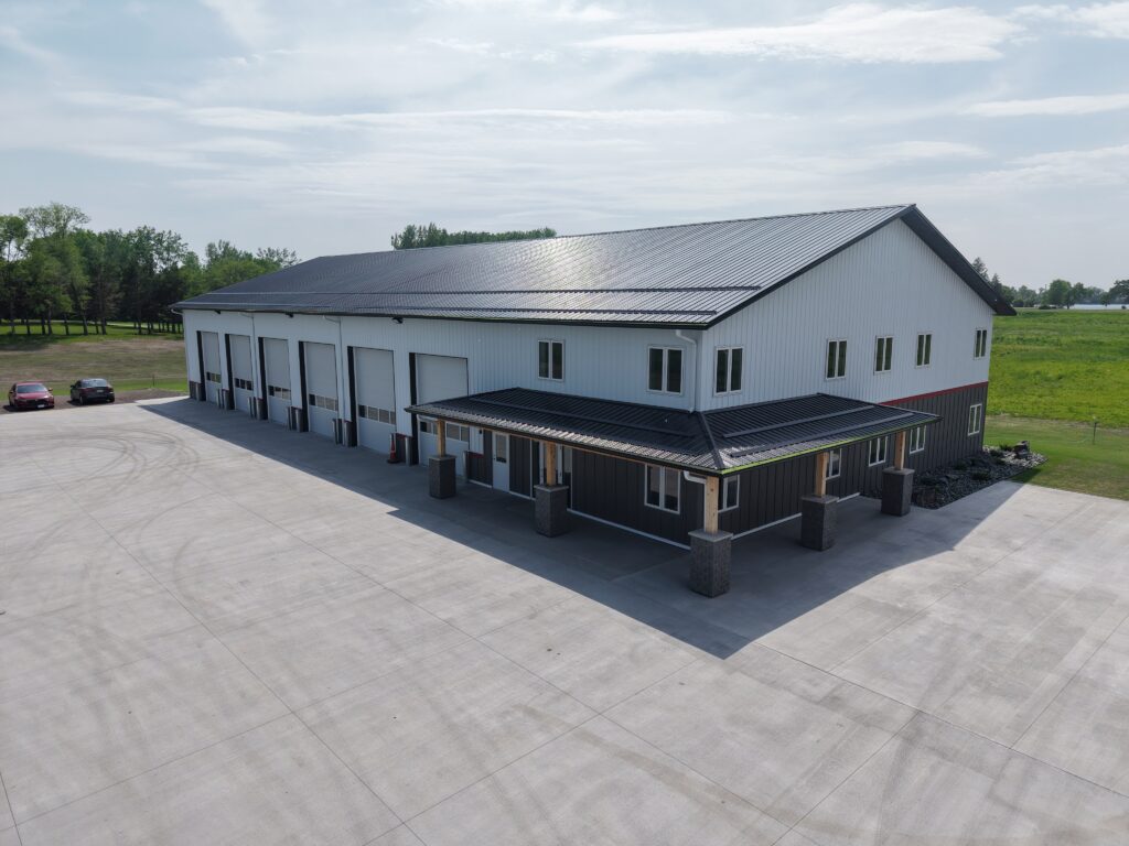 Front of Hiperline building from large parking lot.